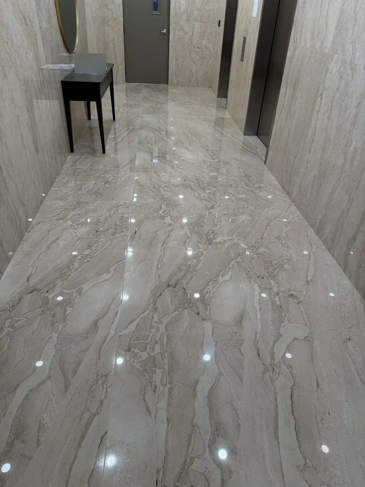 Polished marble corridor with a high-gloss finish in Pierrefonds