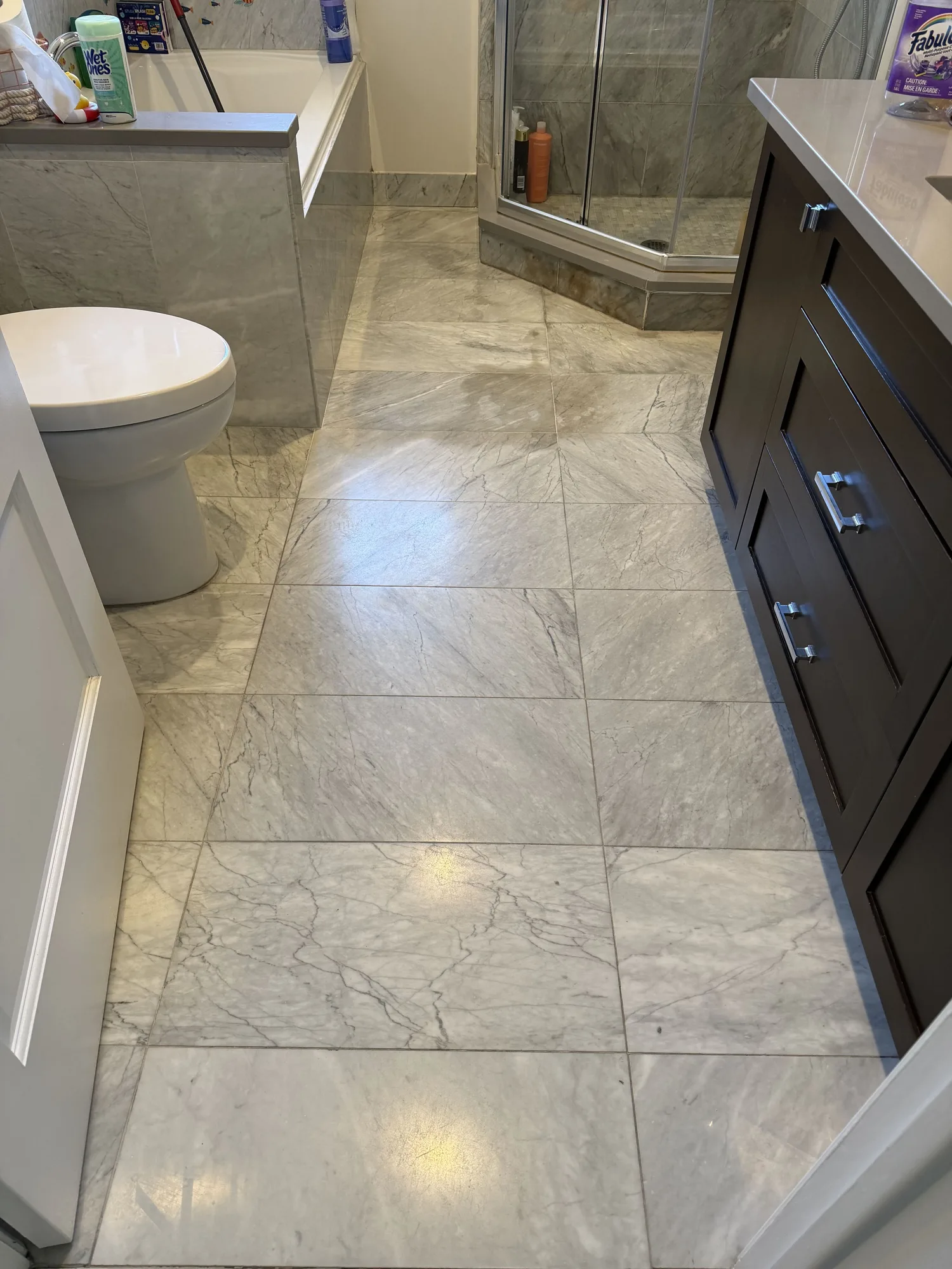 Vinegar etching in the middle of a marble bathroom floor before restoration in Rivi&egrave;re-des-Prairies