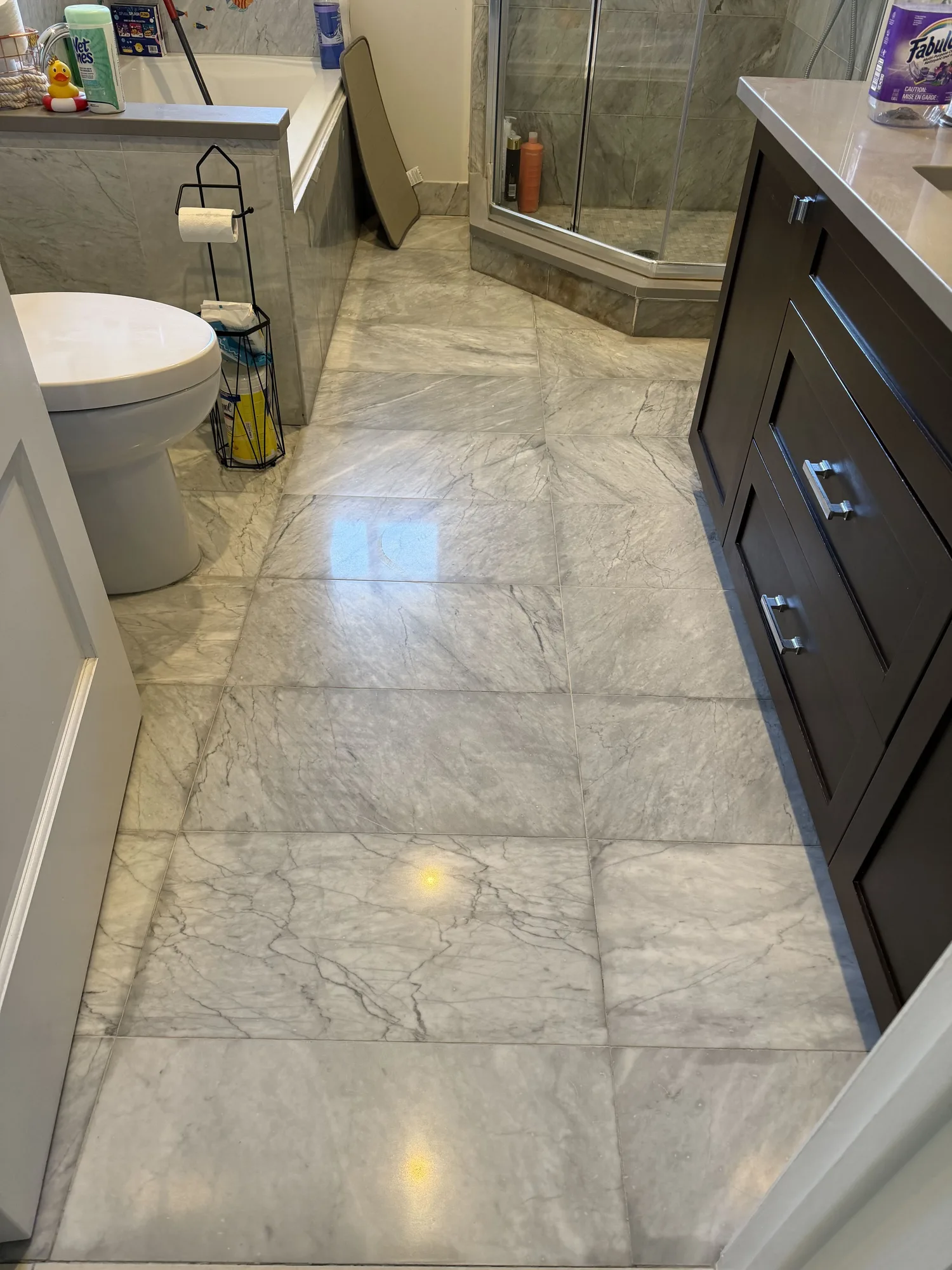 Marble bathroom floor restored to a semi-gloss finish in Rivi&egrave;re-des-Prairies