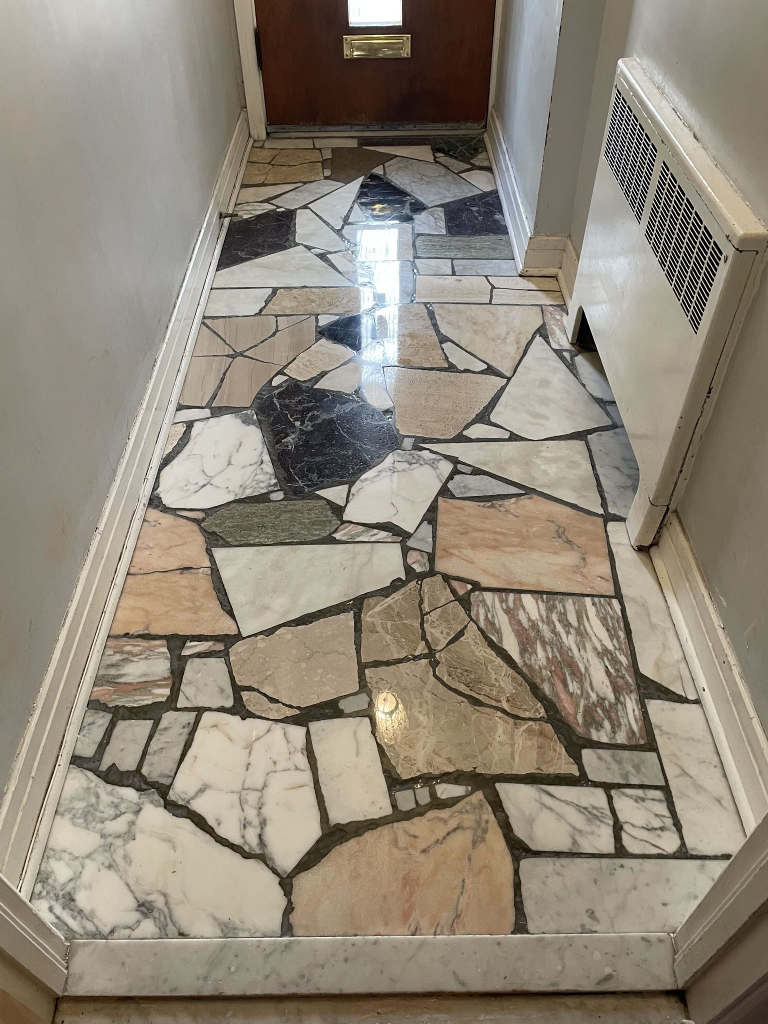 A crazy-paving marble floor restored in Côte-Saint-Luc — Glossy finish after restoration