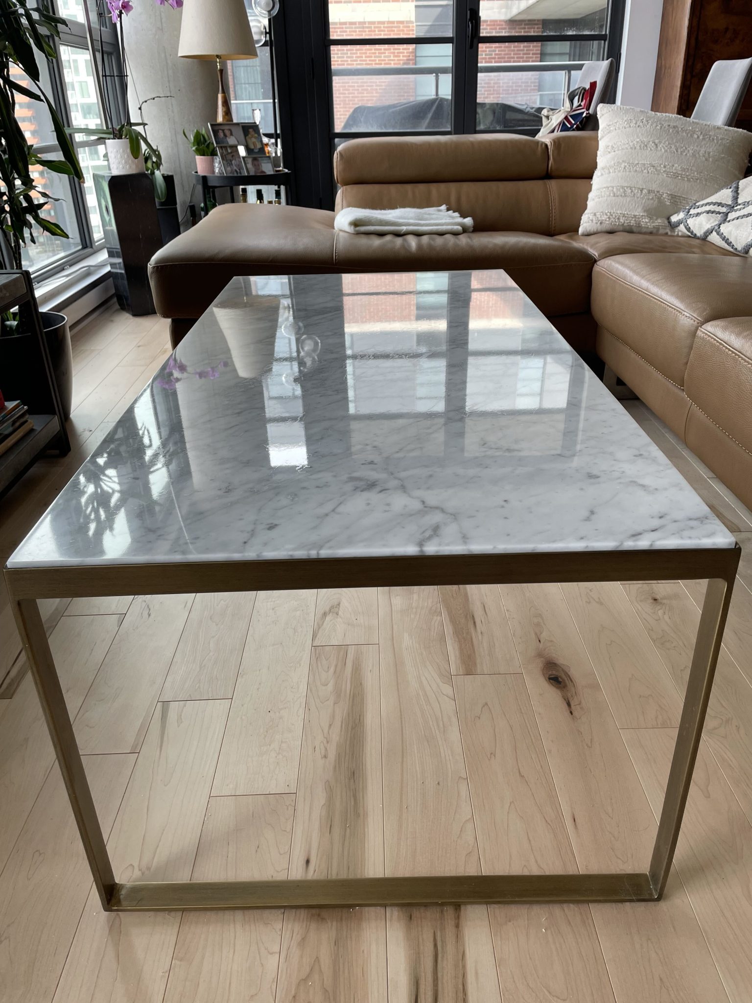 A marble coffee table restored in downtown Montreal — Polished finish