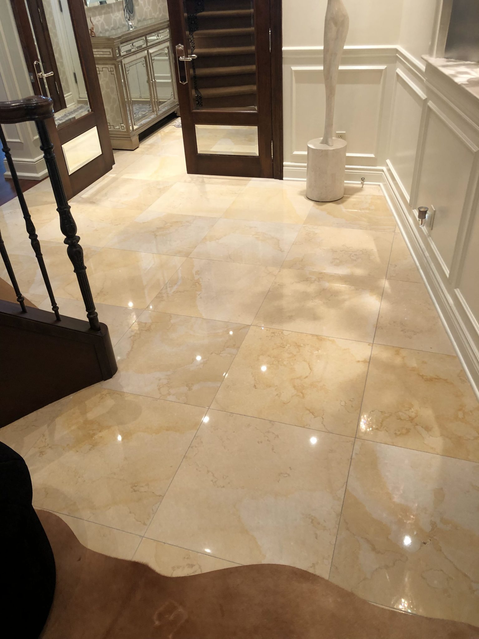 A dull, etched marble floor polished to a deep shine in Dollard-des-Ormeaux — Deep glossy shine after polishing