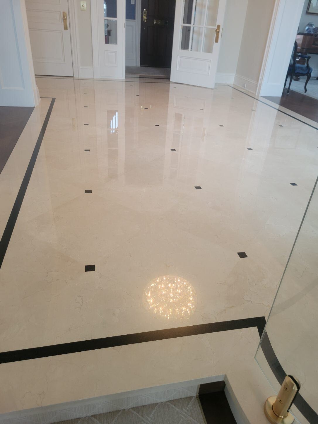 Marble floor levelled and polished to a seamless surface in Westmount — Seamless polished surface