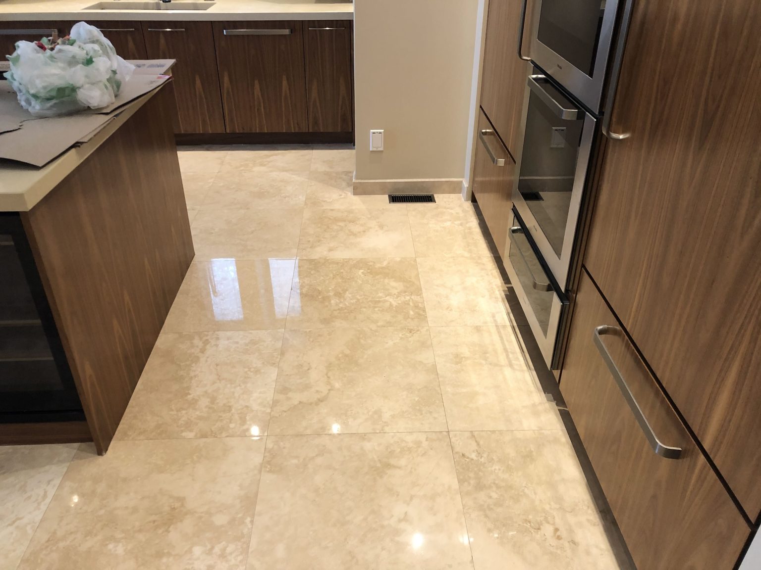 Marble kitchen floor evened out and polished in Westmount — Uniform shine after polishing