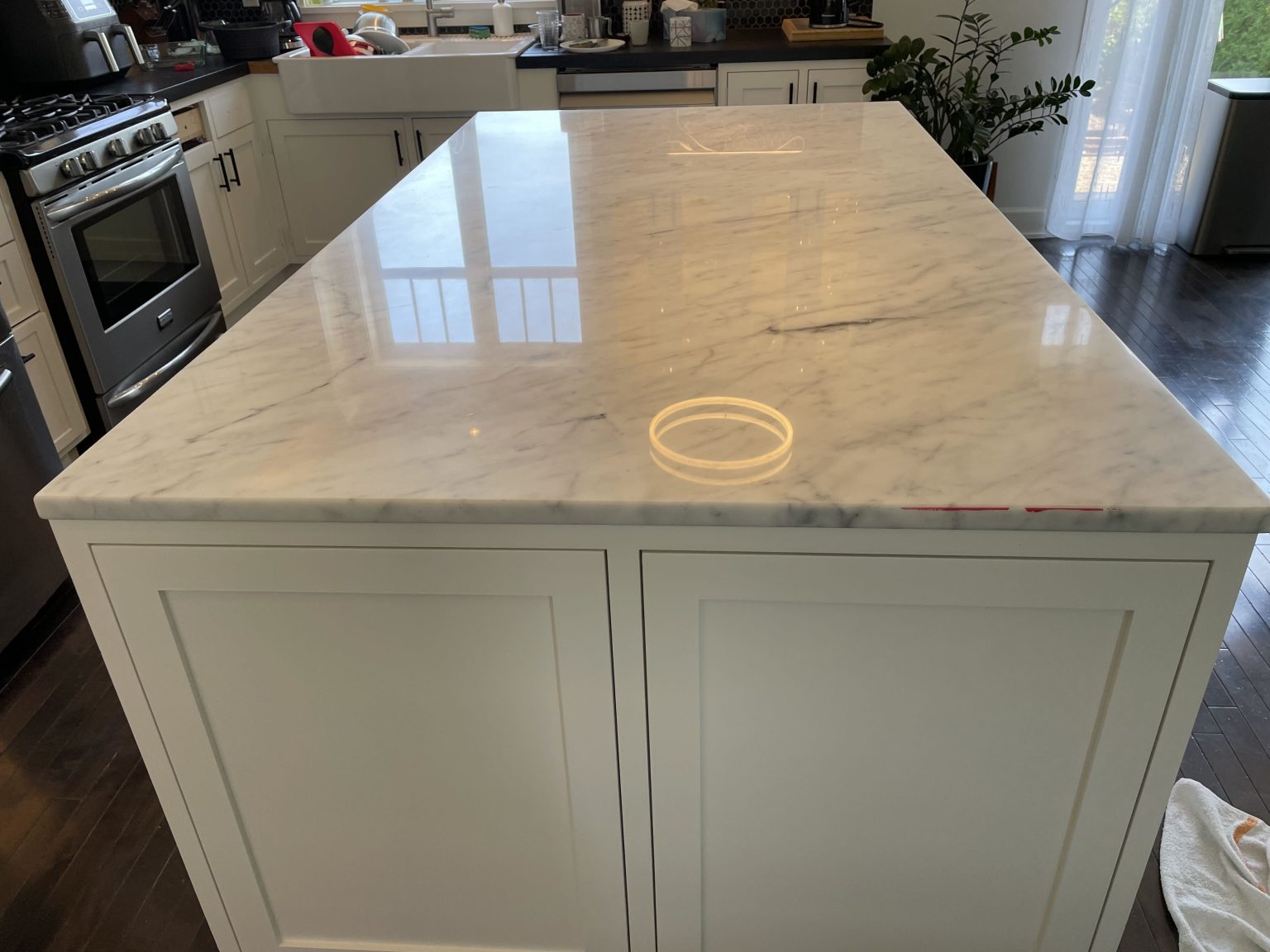 Acid marks and ring stains removed from a marble island in Longueuil — Reflective finish after polishing