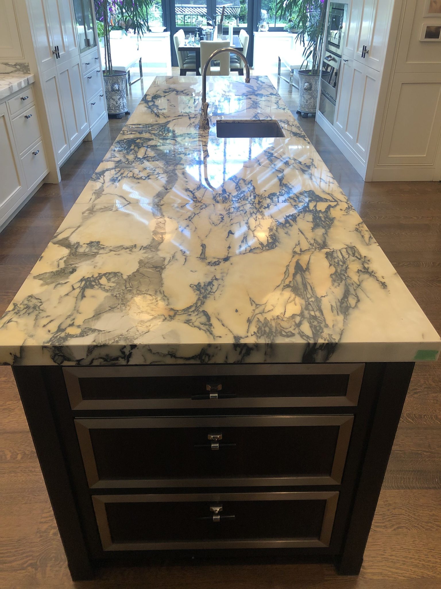 A marble kitchen island brought back to life in Westmount — Bright polished finish