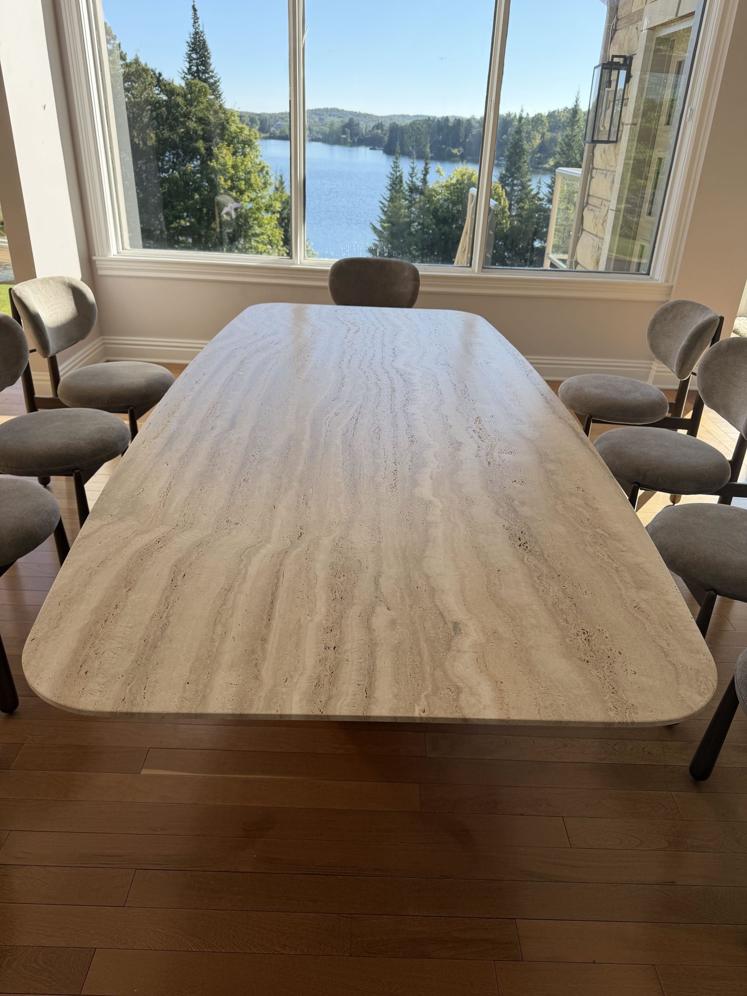 Cleaning and sealing a travertine table in Estérel — Another view of the travertine