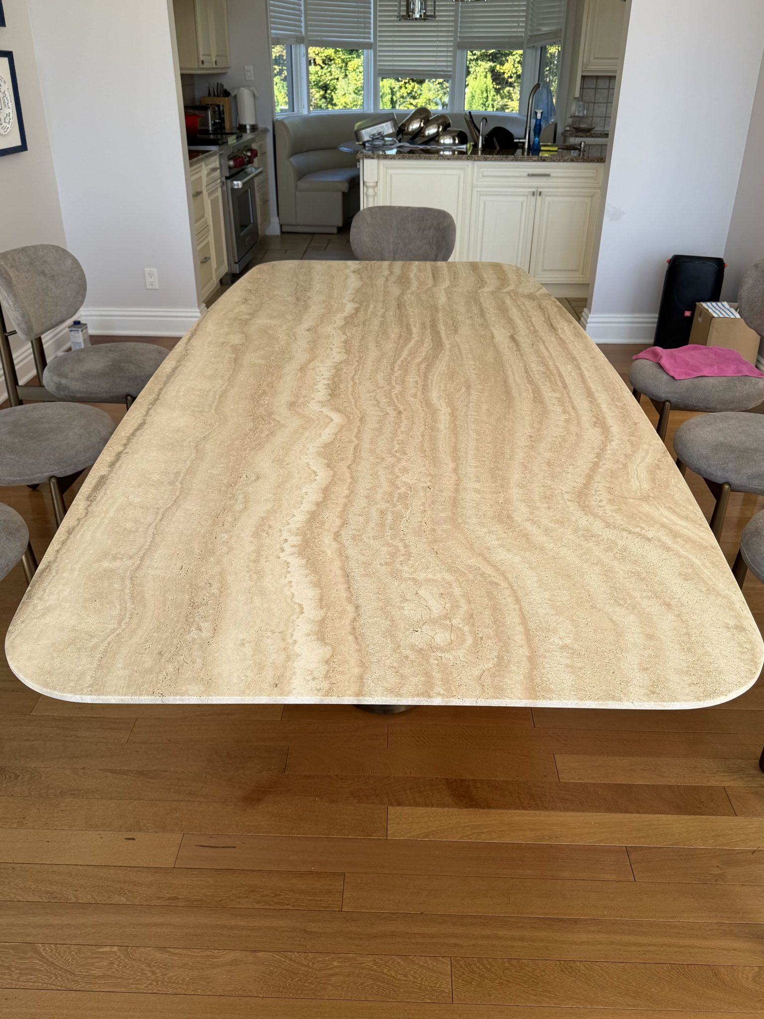 Cleaning and sealing a travertine table in Estérel — The table’s natural finish