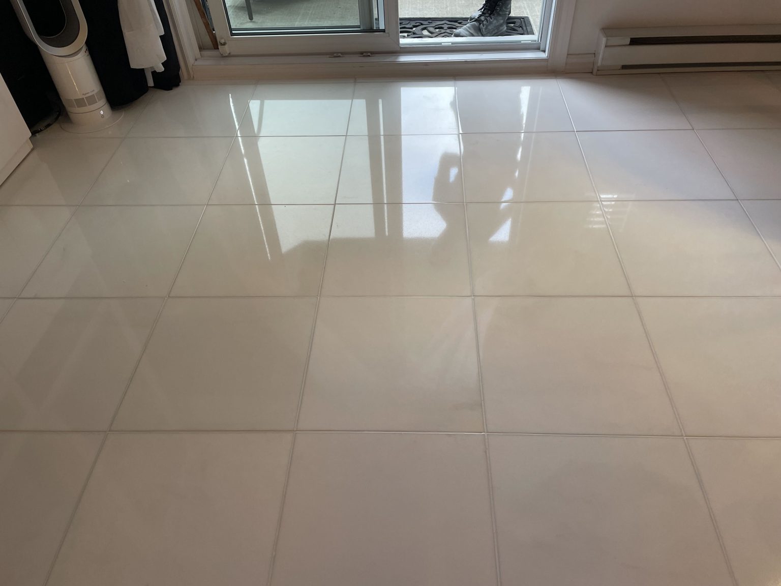 A white marble floor in Laval gets its shine back — Bright, even finish after polishing
